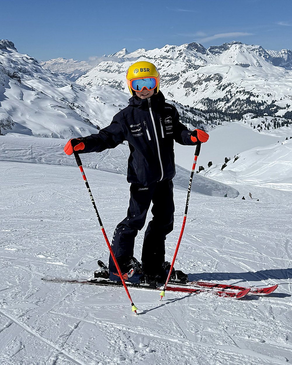 Ben Degelo mit Ski vor Bergpanorama